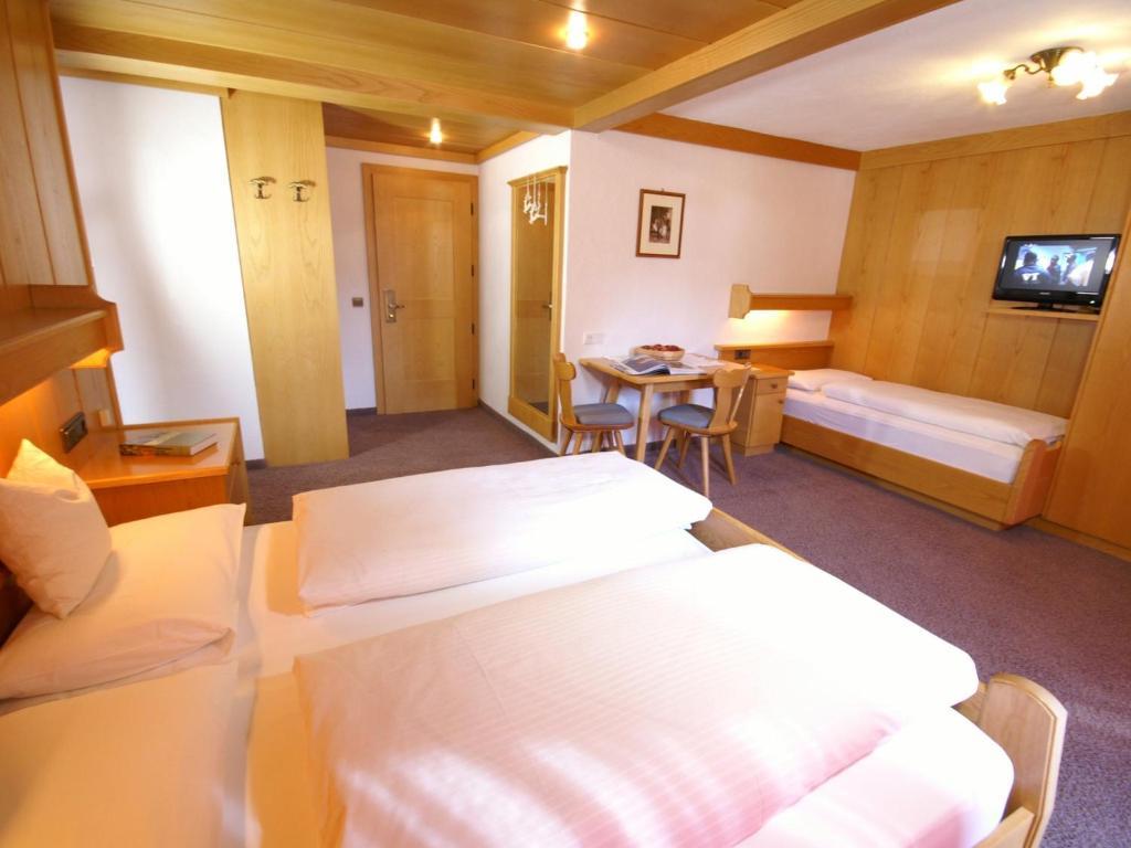 Garni Tofana Hotel Корвара ин Бадия Стая снимка