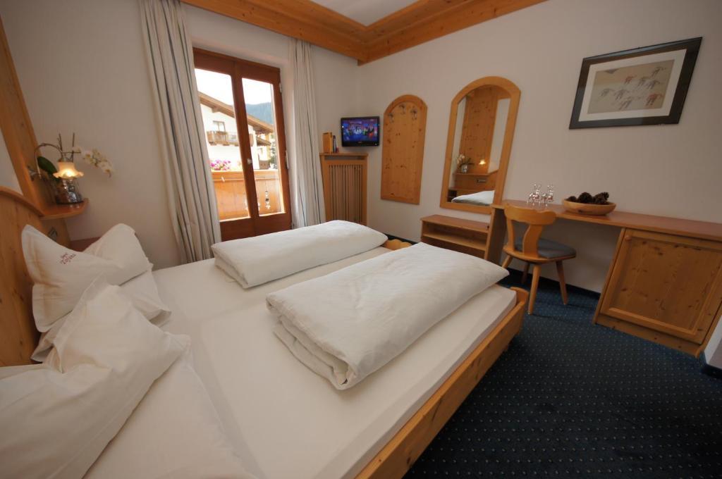 Garni Tofana Hotel Корвара ин Бадия Стая снимка